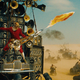 Imagen para el artículo titulado La desquiciada historia del hombre de la guitarra-lanzallamas de Mad Max